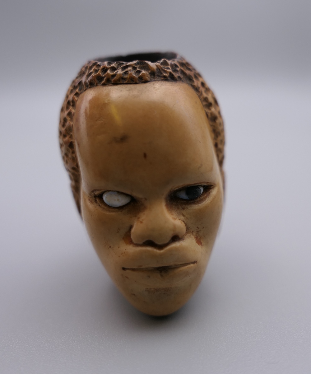 A late 19th century meerschaum pipe in the form of an African head, in original case. 5.5 cm wide. - Image 4 of 10