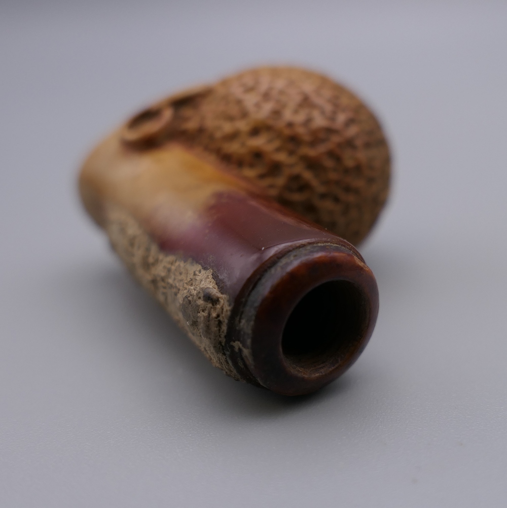 A late 19th century meerschaum pipe in the form of an African head, in original case. 5.5 cm wide. - Image 7 of 10