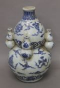 A Chinese blue and white porcelain double gourd vase. 28.5 cm high.