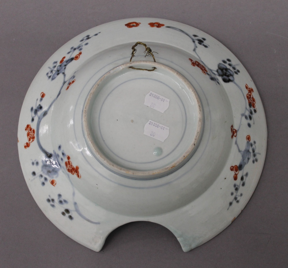 An early 18th century Japanese Imari barbers bowl of typical decoration and palette. 27. - Image 4 of 4