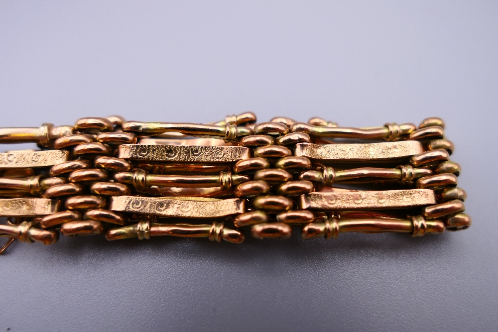 A 9 ct gold gate bracelet. 19 cm long. 16.7 grammes. - Image 2 of 4