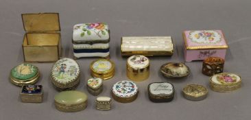 A collection of trinket boxes, etc.