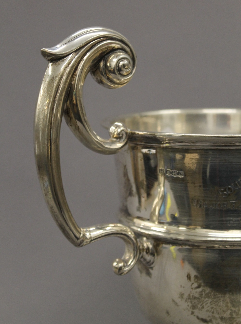 An engraved silver trophy cup on stand. 33.5 cm high overall. 25.1 troy ounces. - Image 4 of 6