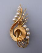 A 14 ct gold brooch. 5.5 cm wide. 10.36 grammes total weight.