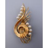 A 14 ct gold brooch. 5.5 cm wide. 10.36 grammes total weight.