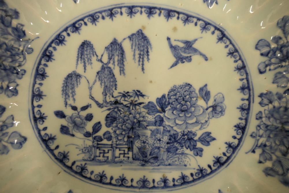 An 18th century Chinese blue and white porcelain bowl and a 19th century blue and white porcelain - Image 19 of 20