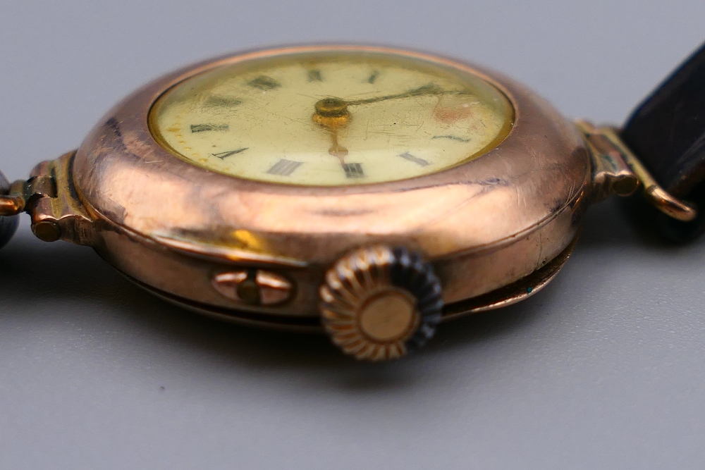 A ladies 9 ct gold cased wristwatch. 3 cm wide. 20 grammes total weight. - Image 4 of 8