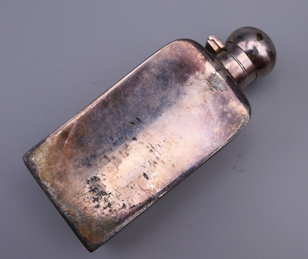 A silver hip flask (4.6 troy ounces) and a plated hip flask. The former 10 cm high. - Image 3 of 10