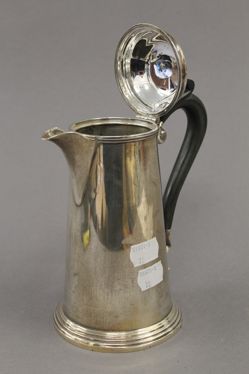 A Mappin and Webb silver coffee pot. 19.5 cm high. 13 troy ounces total weight. - Image 4 of 4