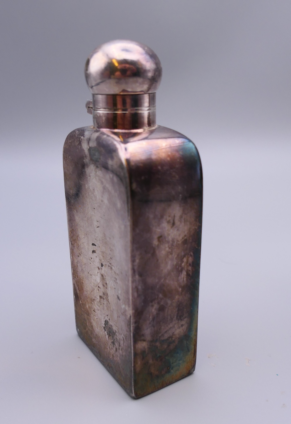 A silver hip flask (4.6 troy ounces) and a plated hip flask. The former 10 cm high. - Image 4 of 10