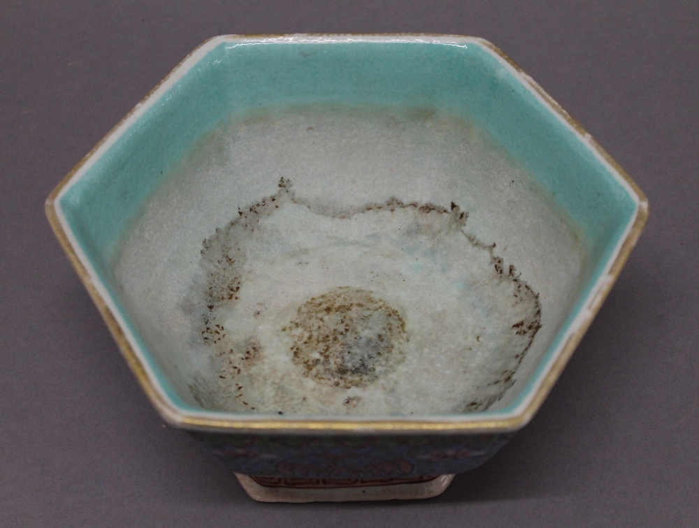 A Chinese hexagonal turquoise and blue bowl. 21 cm diameter. - Image 5 of 9