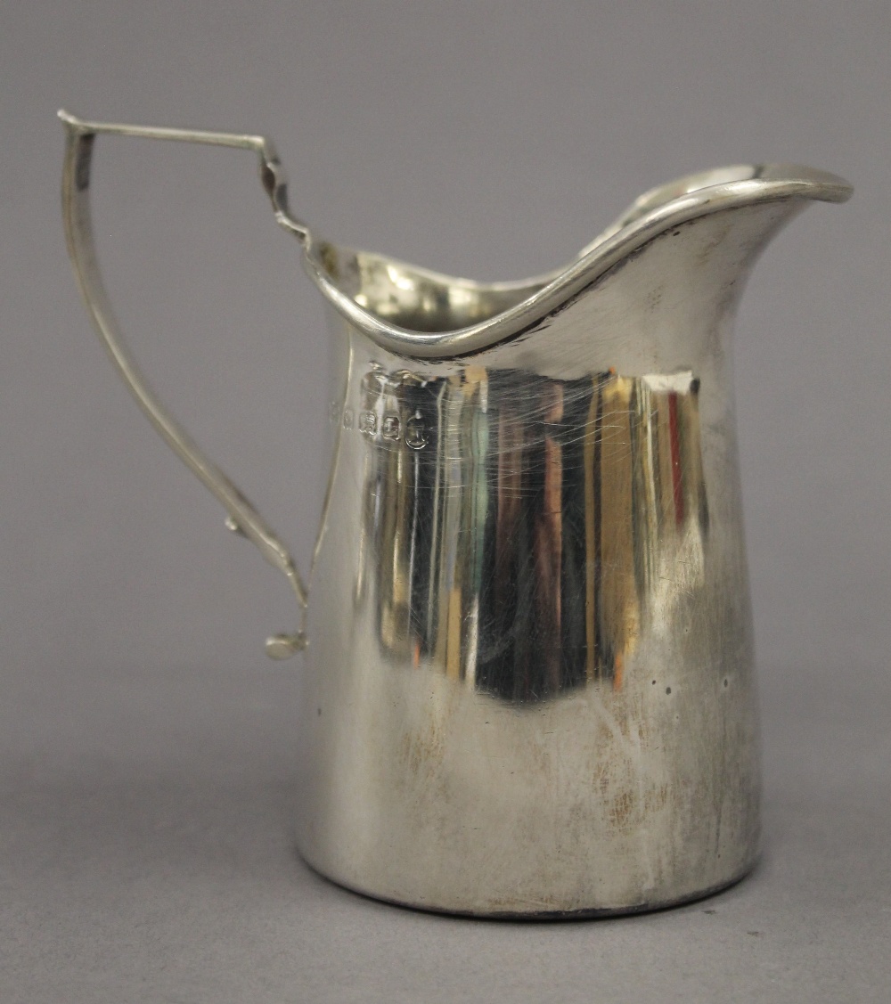 A silver cream jug. 9 cm high. 2.9 troy ounces. - Image 2 of 4