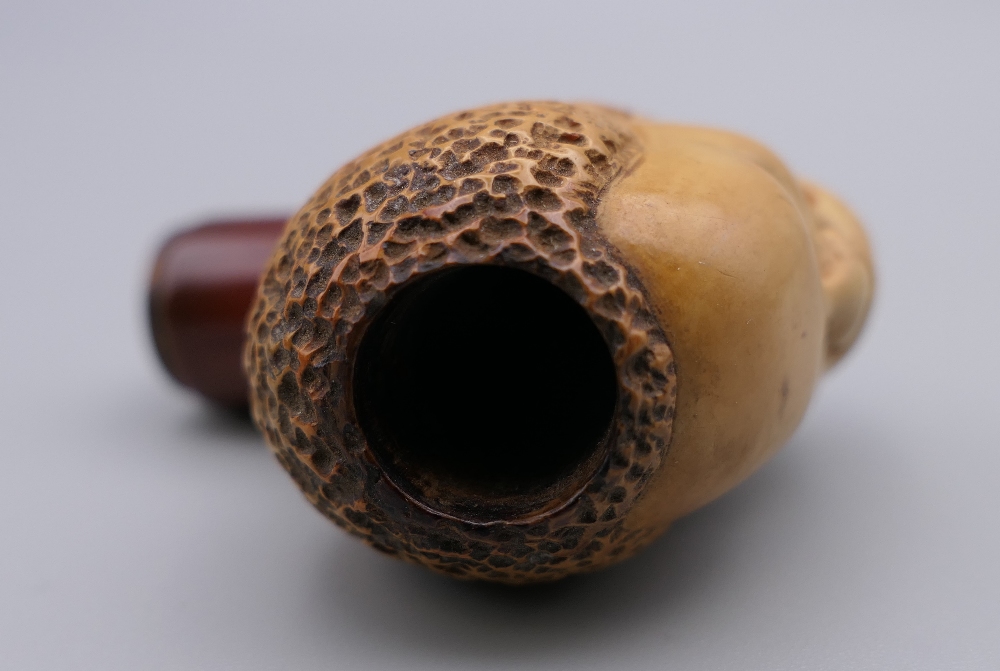 A late 19th century meerschaum pipe in the form of an African head, in original case. 5.5 cm wide. - Image 8 of 10