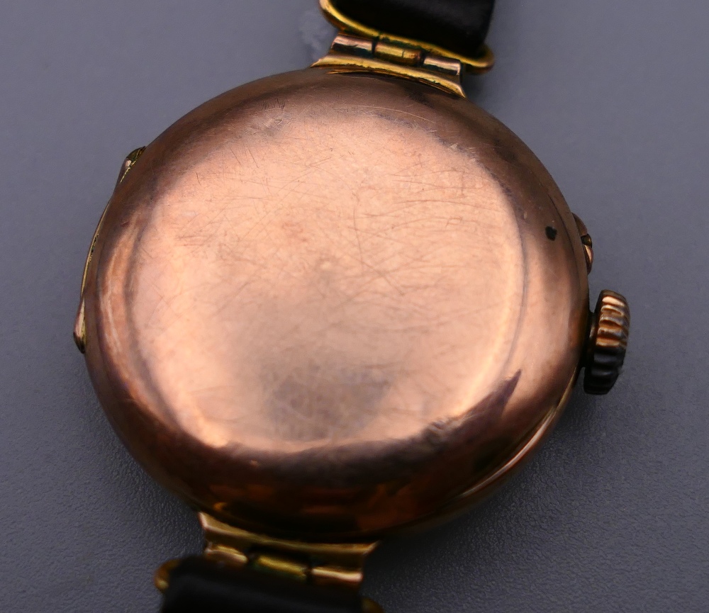 A ladies 9 ct gold cased wristwatch. 3 cm wide. 20 grammes total weight. - Image 2 of 8