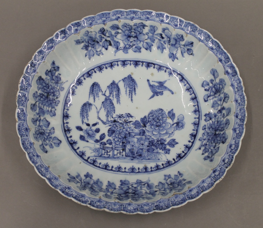 An 18th century Chinese blue and white porcelain bowl and a 19th century blue and white porcelain - Image 3 of 20