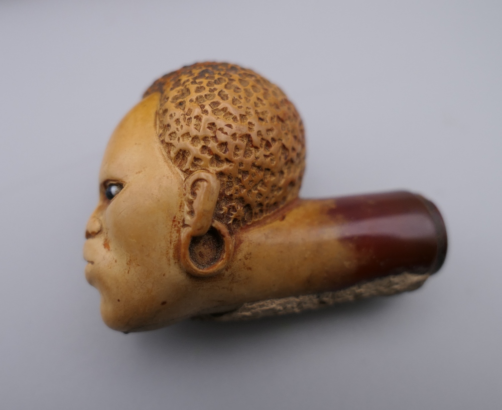 A late 19th century meerschaum pipe in the form of an African head, in original case. 5.5 cm wide. - Image 2 of 10