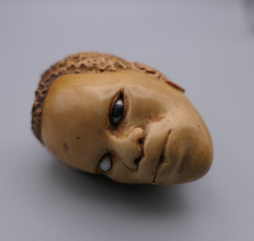 A late 19th century meerschaum pipe in the form of an African head, in original case. 5.5 cm wide. - Image 5 of 10