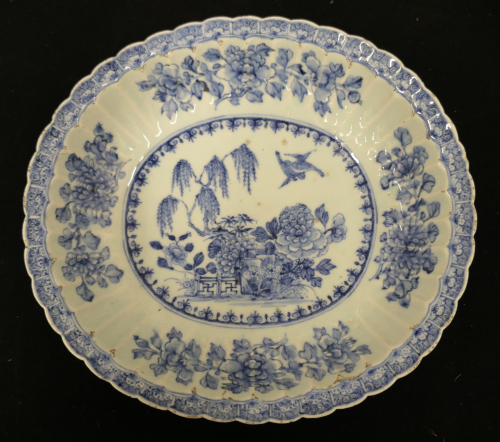 An 18th century Chinese blue and white porcelain bowl and a 19th century blue and white porcelain - Image 15 of 20