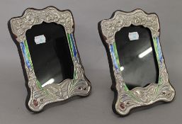 A pair of Art Nouveau style silver photograph frames. 16 x 21 cm.