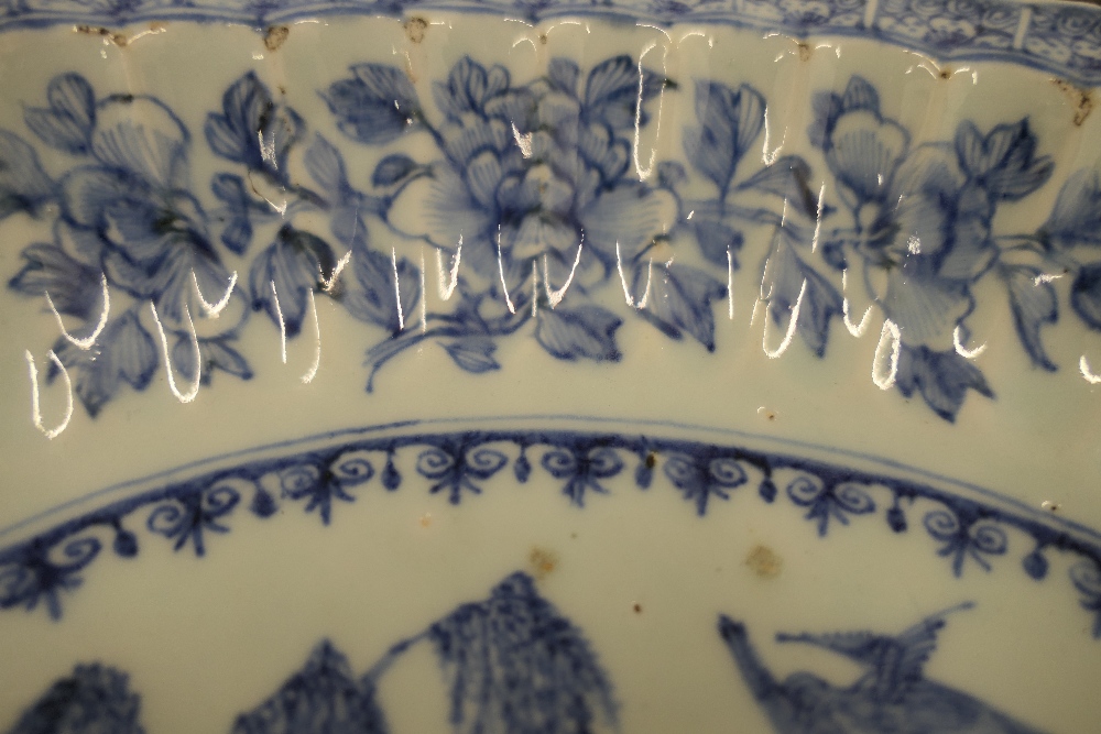 An 18th century Chinese blue and white porcelain bowl and a 19th century blue and white porcelain - Image 20 of 20