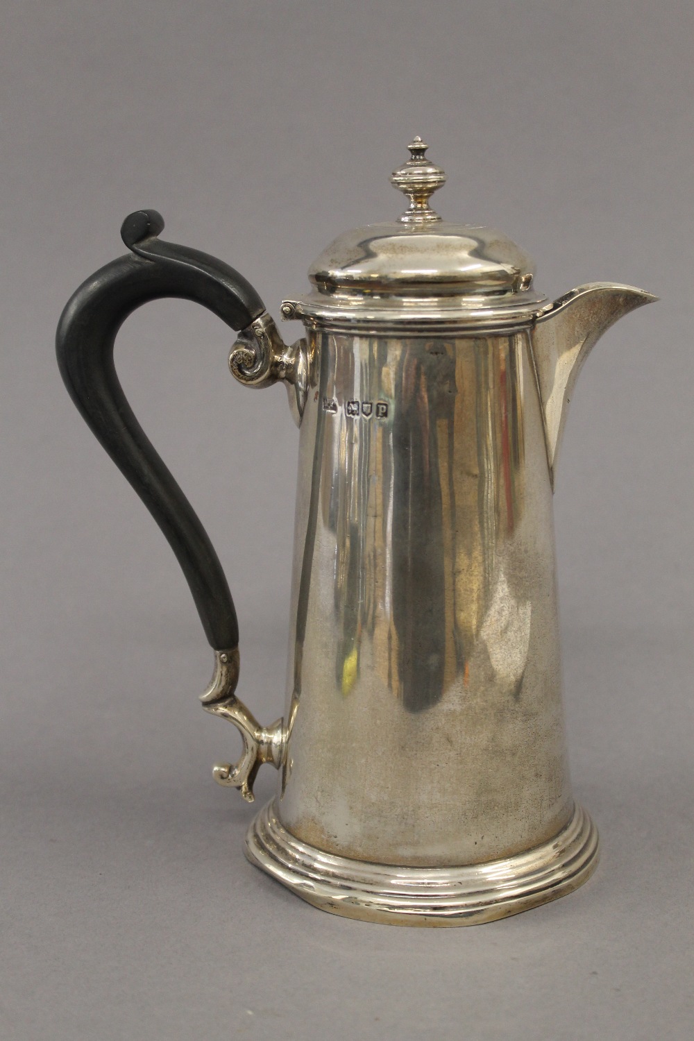 A Mappin and Webb silver coffee pot. 19.5 cm high. 13 troy ounces total weight. - Image 2 of 4