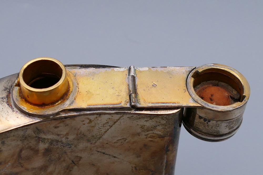 A silver hip flask (4.6 troy ounces) and a plated hip flask. The former 10 cm high. - Image 9 of 10