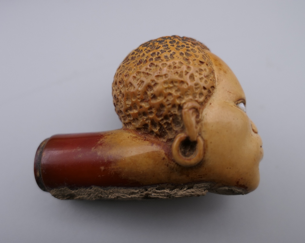 A late 19th century meerschaum pipe in the form of an African head, in original case. 5.5 cm wide. - Image 3 of 10