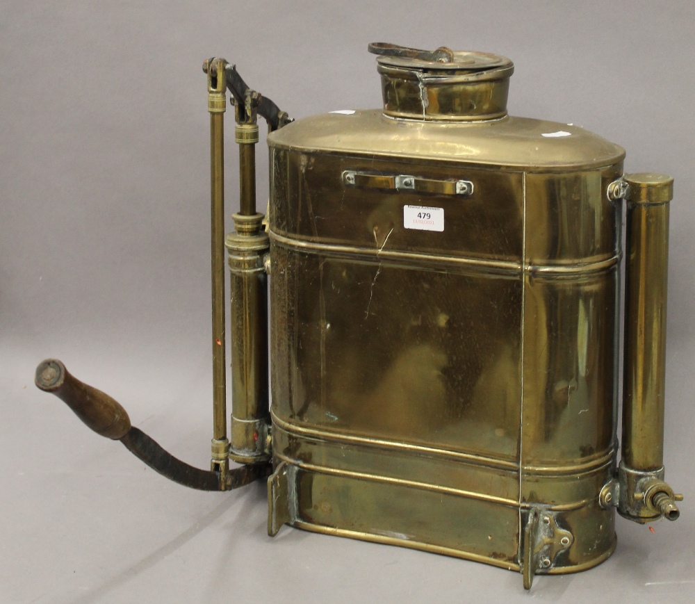 A brass pump tank. 46 cm high. - Image 2 of 4