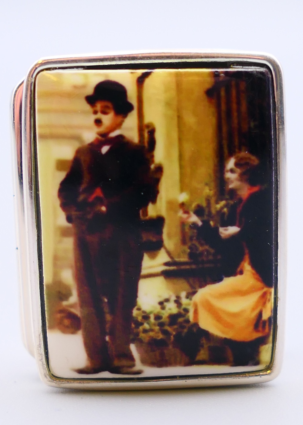 A silver pill box depicting Charlie Chaplin. 3 cm high. - Image 4 of 4