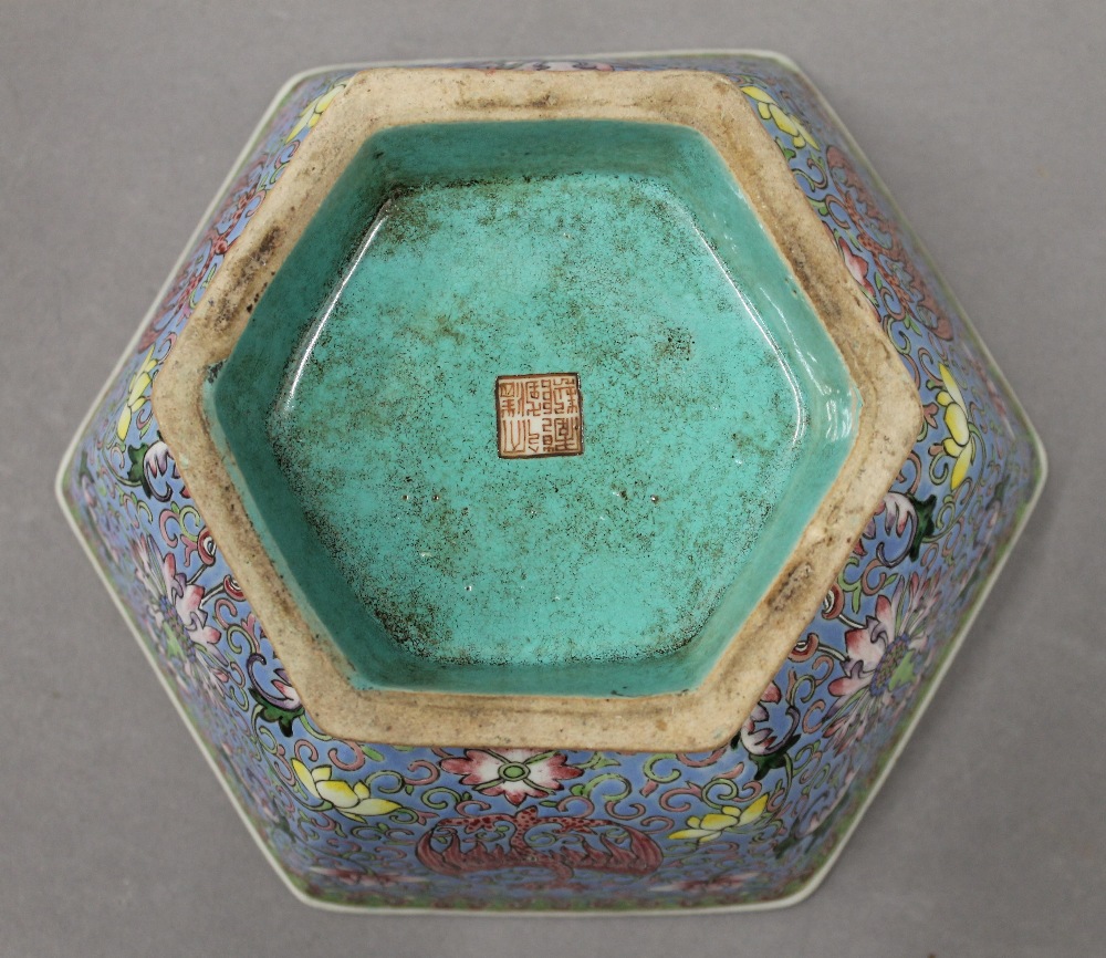 A Chinese hexagonal turquoise and blue bowl. 21 cm diameter. - Image 9 of 9