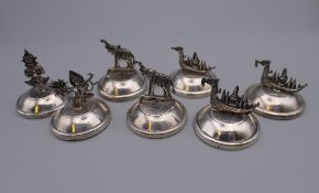 Seven Siamese sterling silver menu holders. The largest 3.5 cm high.