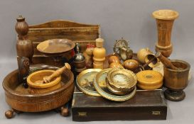 A quantity of various treen objects, etc.