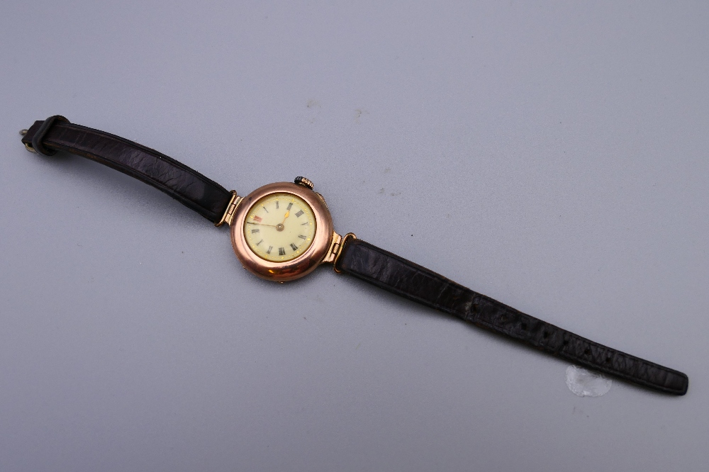 A ladies 9 ct gold cased wristwatch. 3 cm wide. 20 grammes total weight. - Image 3 of 8