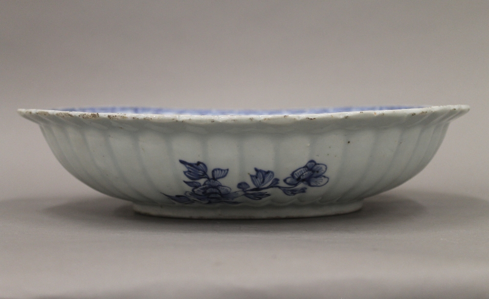 An 18th century Chinese blue and white porcelain bowl and a 19th century blue and white porcelain - Image 4 of 20