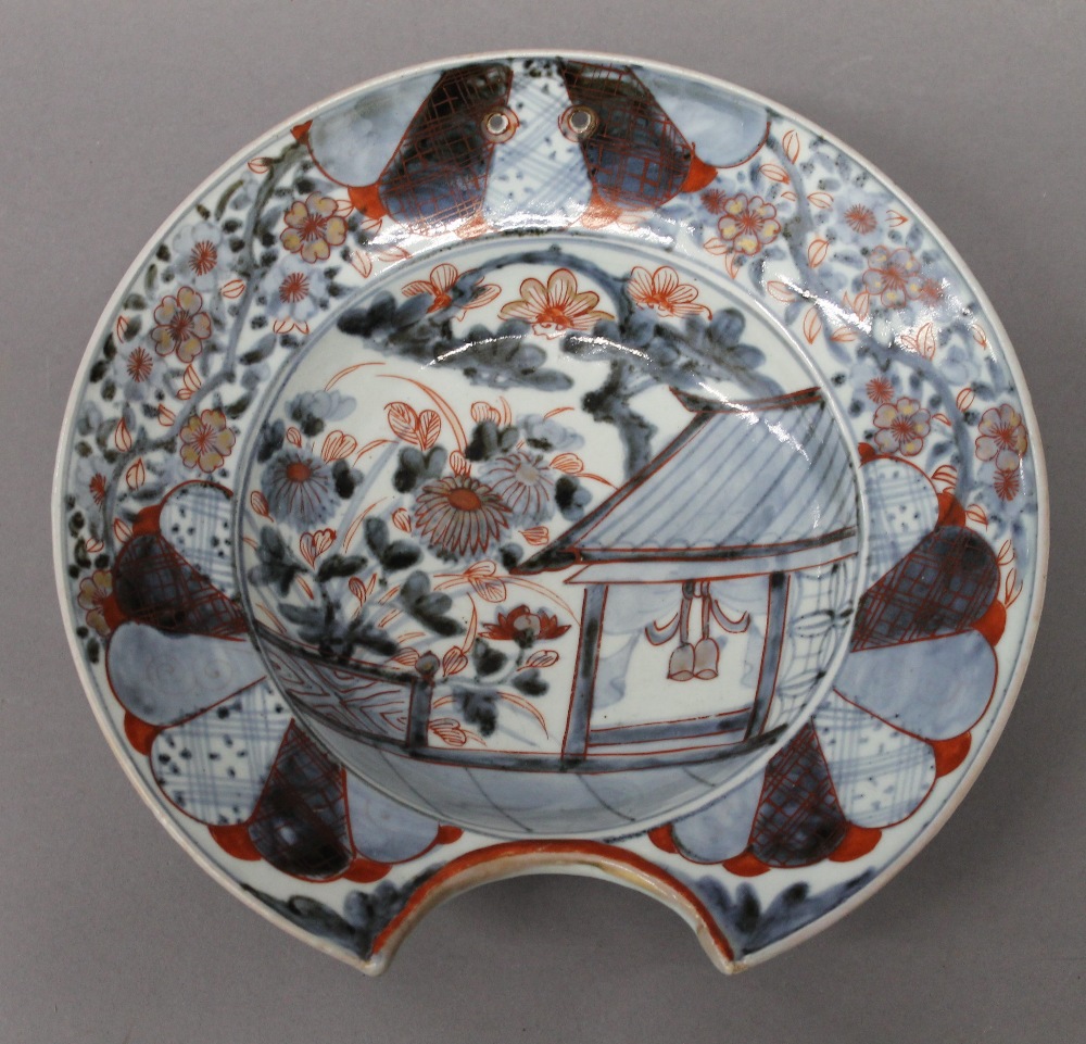 An early 18th century Japanese Imari barbers bowl of typical decoration and palette. 27. - Image 3 of 4