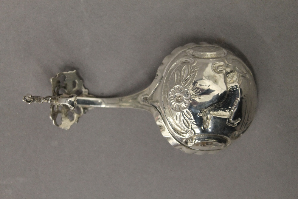 An 800 silver tea strainer and a Continental silver spoon. The former 11 cm long. 65.2 grammes. - Image 5 of 11