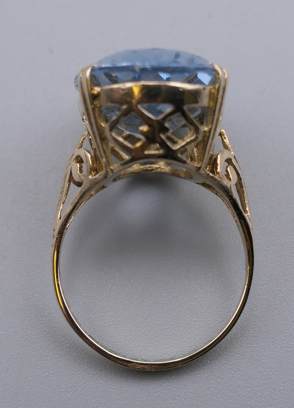 A 9 ct gold ring set with a large light blue aquamarine. Ring size P/Q. 7.2 grammes total weight. - Image 4 of 8