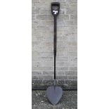 A vintage turfing spade. 136 cm high.