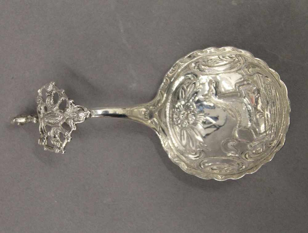 An 800 silver tea strainer and a Continental silver spoon. The former 11 cm long. 65.2 grammes. - Image 4 of 11
