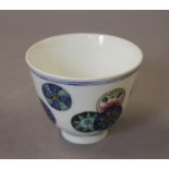 A Chinese porcelain tea bowl. 7.5 cm diameter.