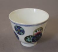 A Chinese porcelain tea bowl. 7.5 cm diameter.