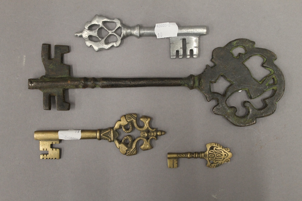 Four various keys. The largest 28 cm long.