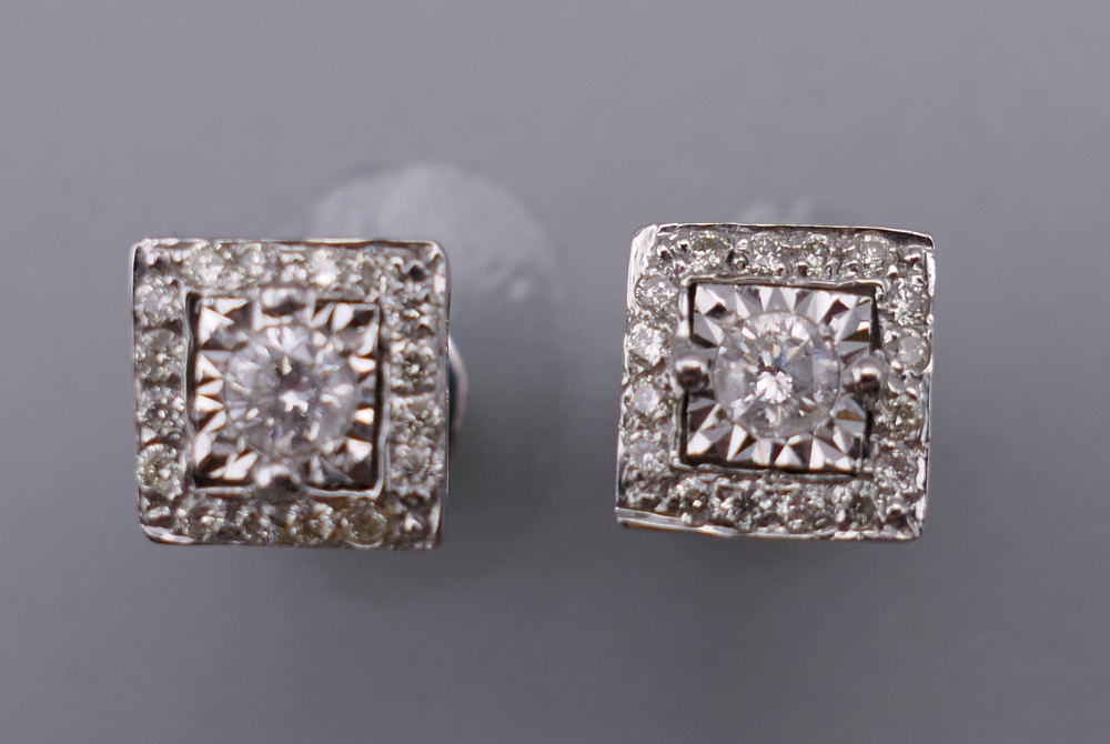 A pair of 18 ct white gold Art Deco style square diamond ear studs. 7 mm square. - Image 8 of 9