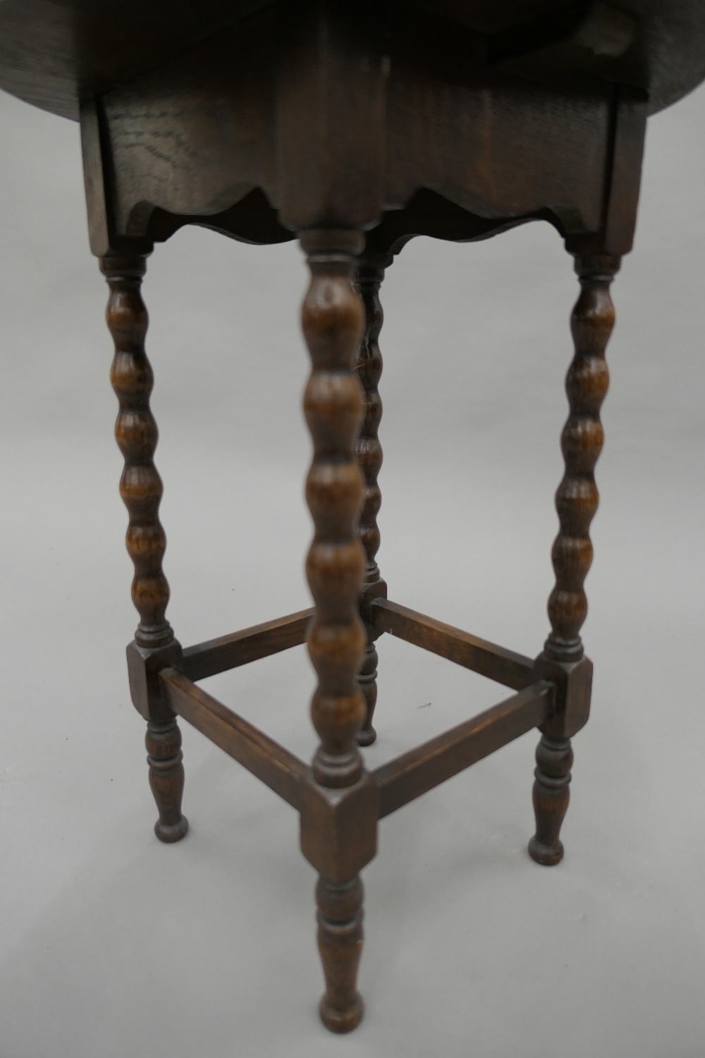 An Edwardian mahogany overmantle mirror and a small oak barley twist side table. - Image 7 of 7