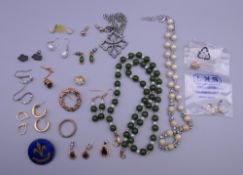 A small quantity of miscellaneous jewellery