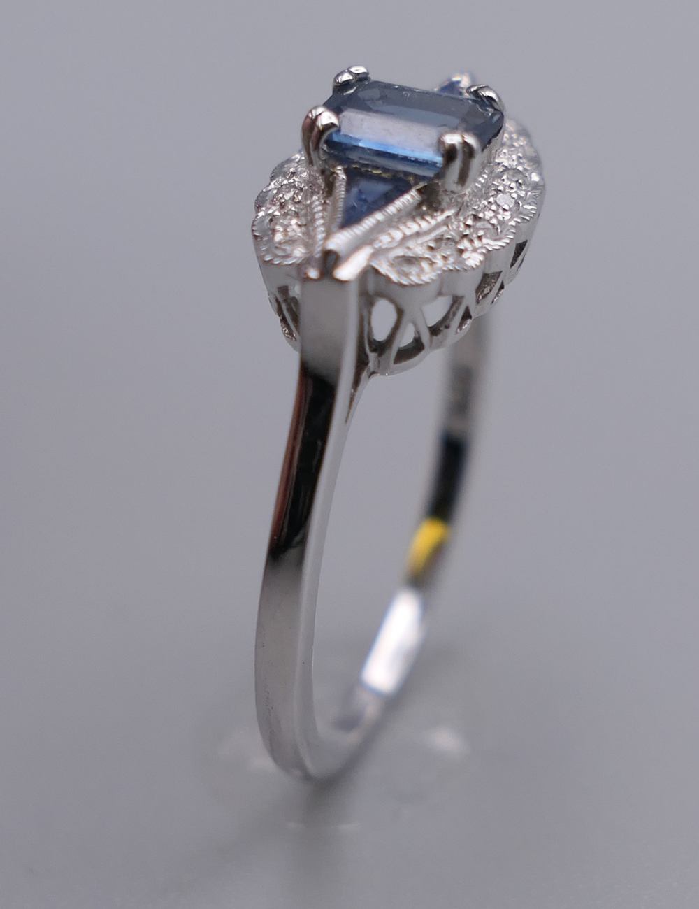 An Art Deco style 9 ct white gold sapphire and diamond ring. Ring size N/O. - Image 4 of 10