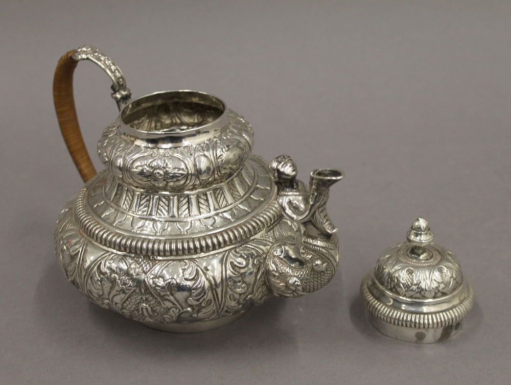 An embossed Dutch silver teapot. 16.5 cm high. 18.2 troy ounces total weight. - Image 4 of 5