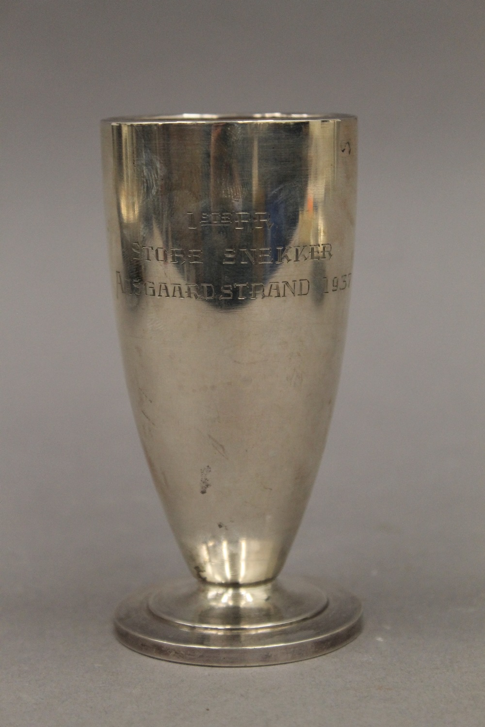 An 830 silver engraved cup. 11.5 cm high. 60.6 grammes. - Image 2 of 4