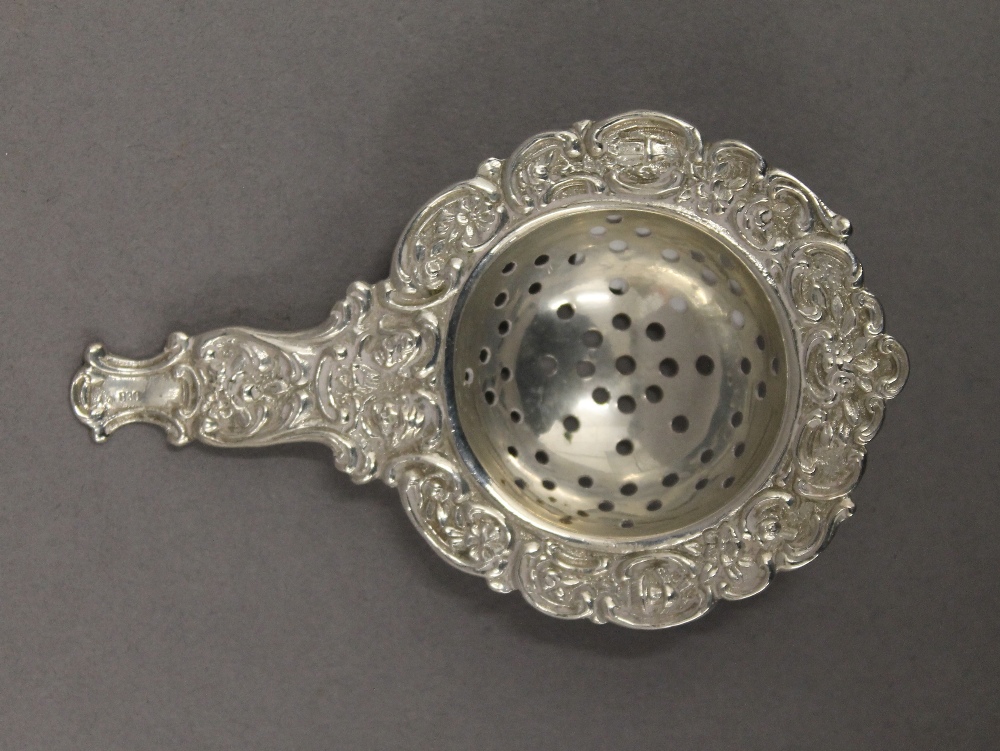 An 800 silver tea strainer and a Continental silver spoon. The former 11 cm long. 65.2 grammes. - Image 9 of 11