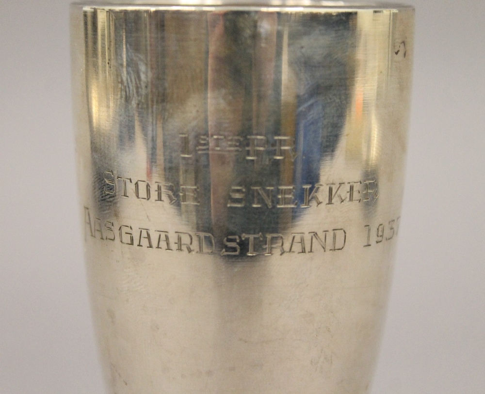 An 830 silver engraved cup. 11.5 cm high. 60.6 grammes. - Image 4 of 4